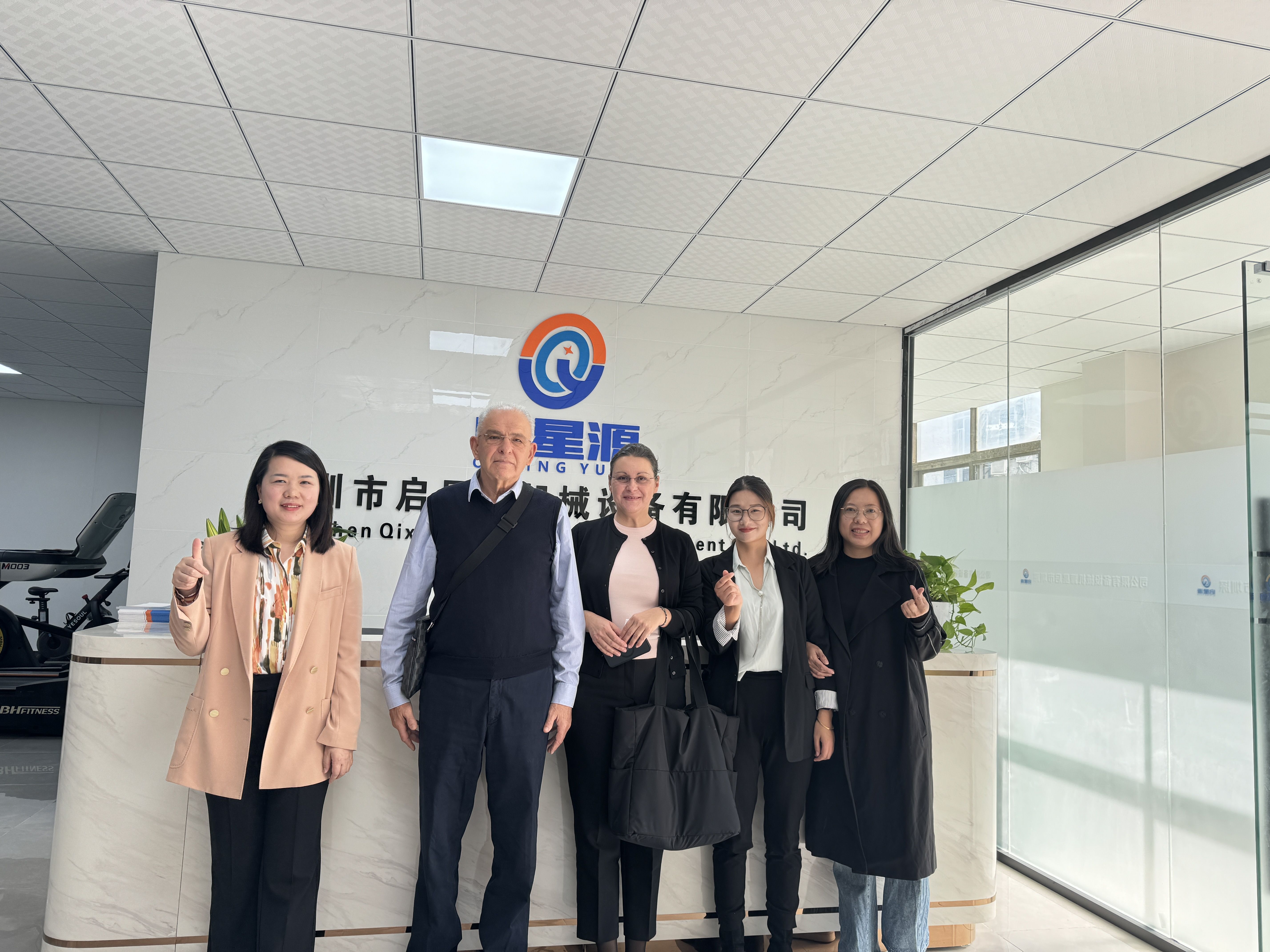 با استقبال گرم از آقای Savo و خانم Irena برای بازدید از شرکت تجهیزات ماشین آلات Shenzhen Qixingyuan ، Ltd.
